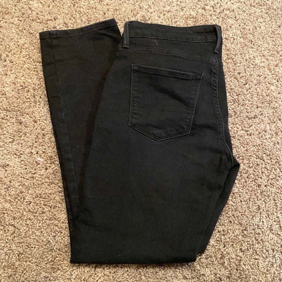 Levi’s mid rise black jeans. Worn a few times. Size women’s 8.